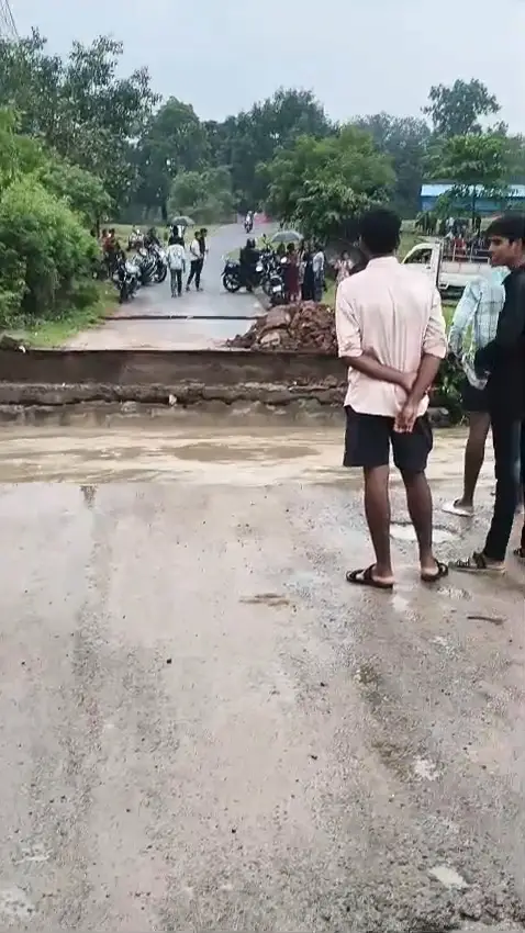 नदी नालों में आया उफान , टूटने लगा पुल, देवरी चाकाबुड़ा मार्ग का पुल पानी मे बहा।