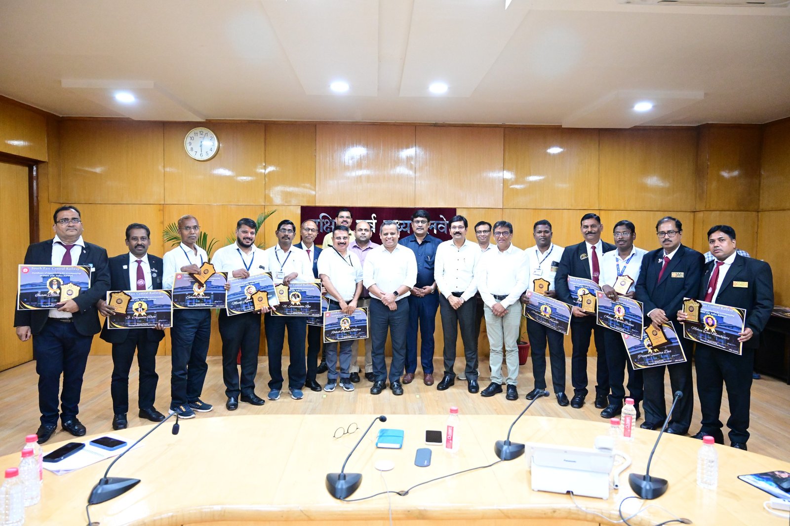 30 वर्षों की सेवा पूरी करने पर वाणिज्य विभाग के 56 रेलकर्मी सम्मानित