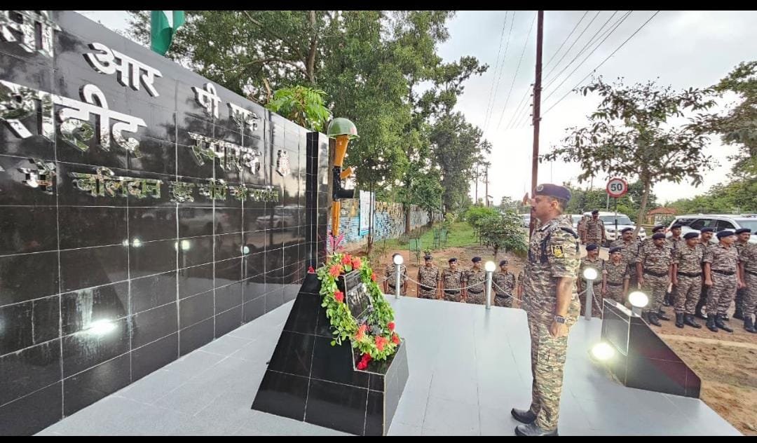 सीआरपीएफ महानिदेशक ने कोण्डागांव में किया 188 बटालियन का दौरा, शहीद स्मारक पर दी श्रद्धांजलि