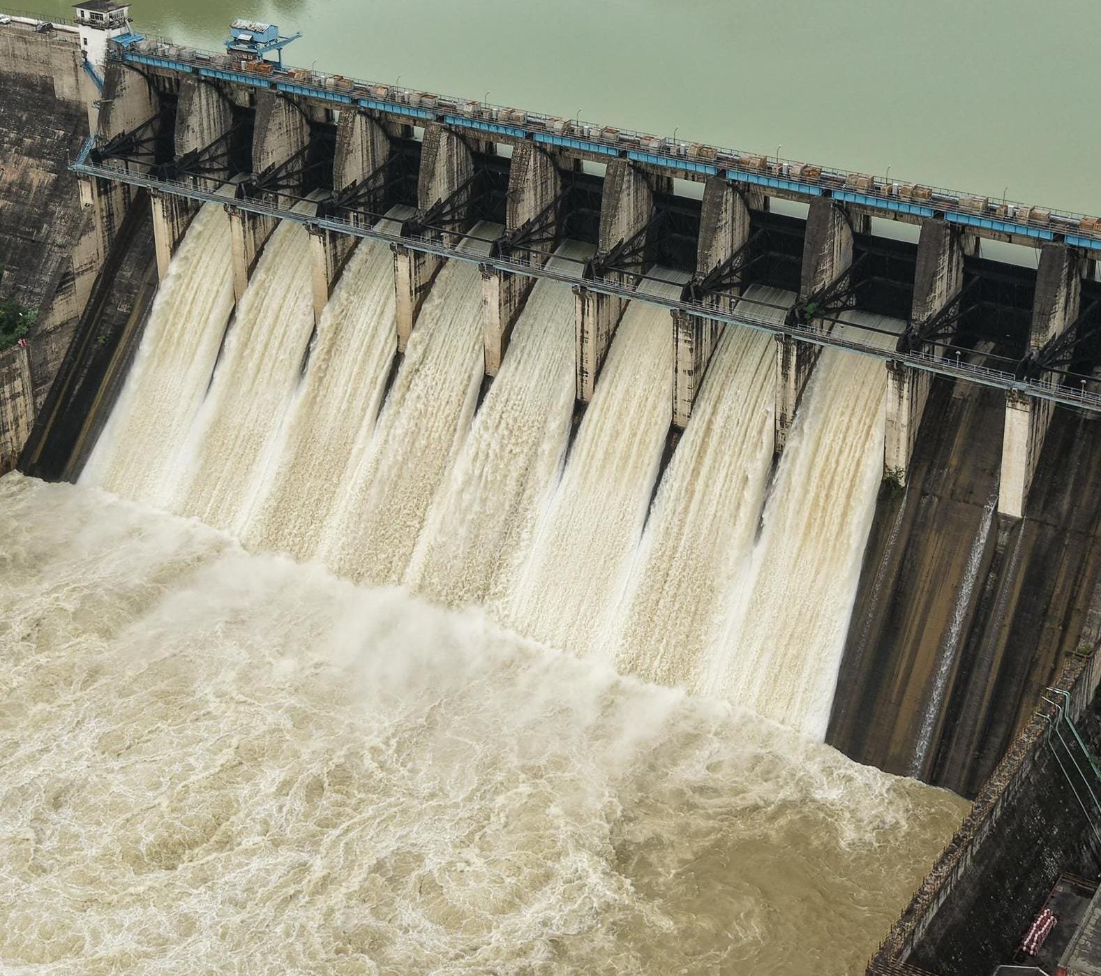 पानी की आवक घटी, मिनीमाता बांगो बांध के गेट धीरे-धीरे हो रहे बंद