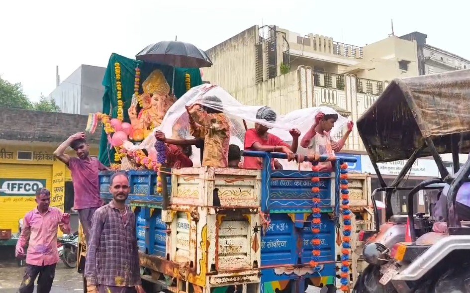 बरसात में भी भक्तों का जोश कम नहीं हुआ, गणपति बप्पा को श्रद्धा और आस्था के साथ किया विदा  शोभायात्राओं में उमड़ा जनसैलाब, अगले बरस जल्दी आने की लगी गु