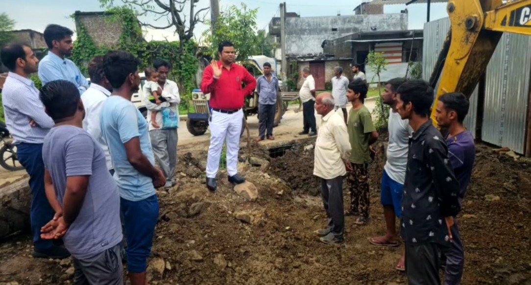 ग्राम पंचायत चुपना में जलभराव की समस्या का निस्तारण, विकास अधिकारी ने मौके पर कराया समाधान