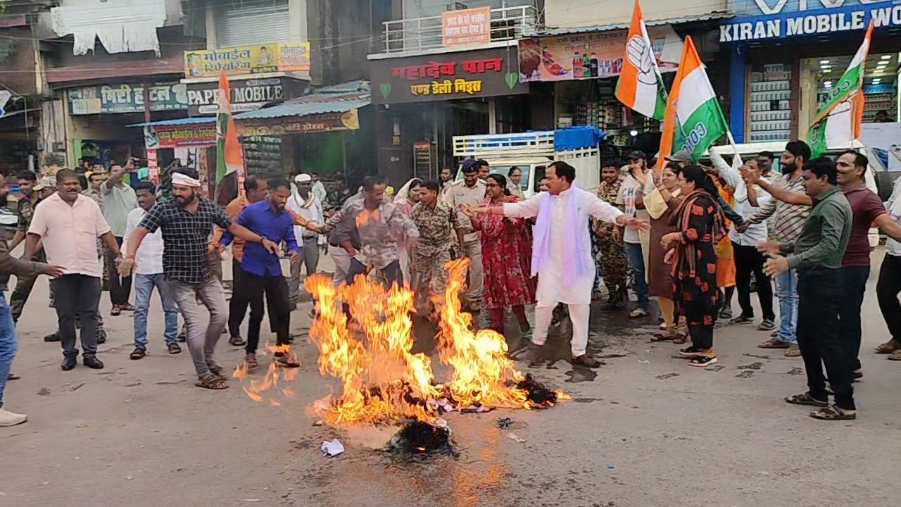 कोंडागांव में गरमाई सियासत: मंत्री केदार कश्यप के खिलाफ कांग्रेस का विरोध प्रदर्शन, बस स्टैंड में किया पुतला दहन