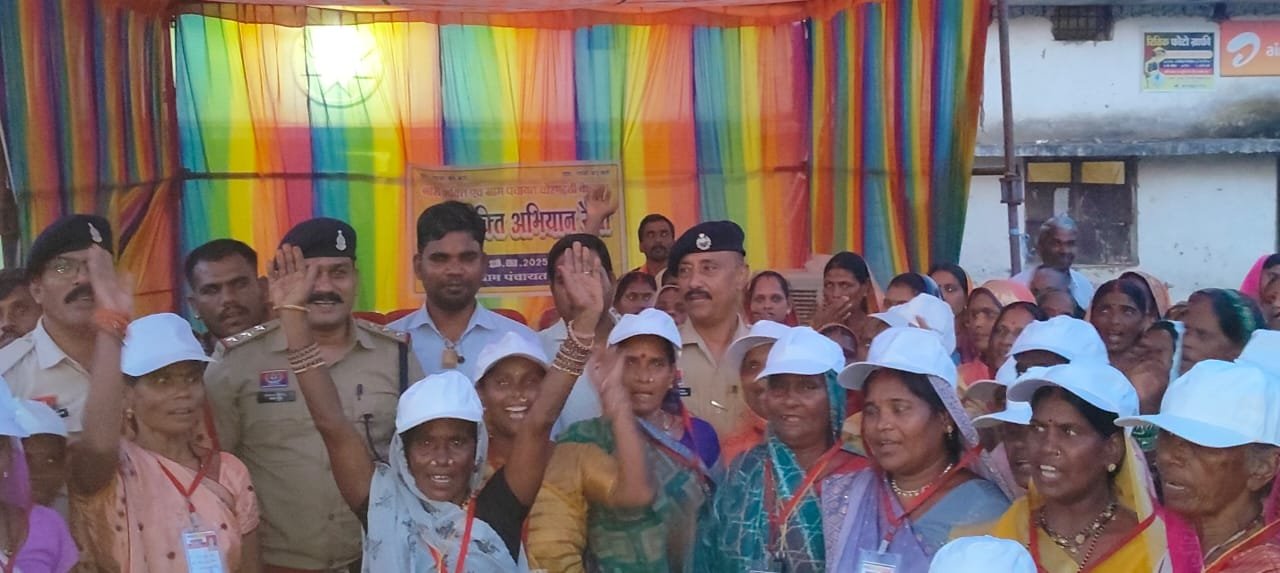 जांजगीर चांपा पुलिस अधीक्षक ने मुलमुला थाना क्षेत्र के ग्राम चोरभट्टी पहुंचकर नशा मुक्ति कार्यक्रम का आयोजन एवं महिला कमांडो का गठन किया