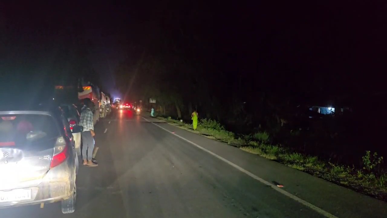 कोंडागांव NH-30 पर कार और बाइक में भीषण टक्कर, दो युवकों की मौके पर मौत, गुस्साए ग्रामीणों ने किया सड़क जाम