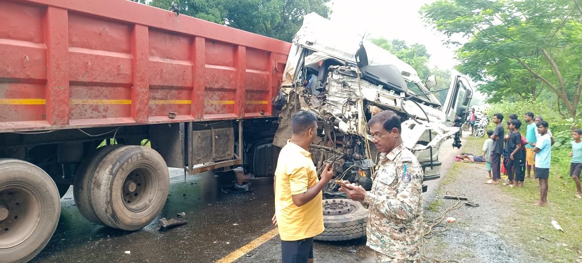 कोण्डागांव: NH-30 पर भीषण सड़क हादसा, ट्रेलर और हाईवा की टक्कर में चालक गंभीर रूप से घायल