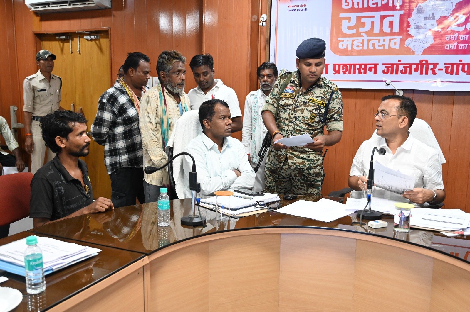 कलेक्टर ने जनदर्शन में सुनी आमजनों की समस्याएं, प्राथमिकता के साथ निराकरण करने के दिए निर्देश...