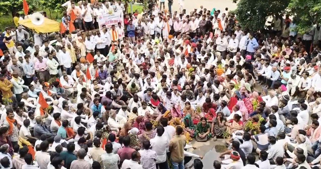 प्रतापगढ़ में कलेक्टर गेट पर चिपका दिया ज्ञापन, किसानों का फूटा गुस्सा, सरकार को चेतावनी