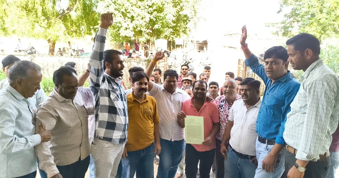 अरनोद में गंदगी पर फूटा आक्रोश, मुख्यमंत्री के नाम सौंपा ज्ञापन, उपखंड कार्यालय के सामने की जमकर नारेबाजी