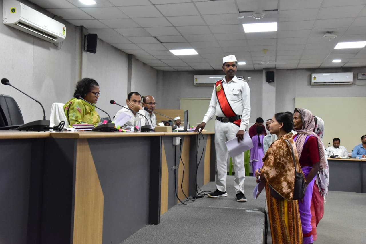 कलेक्टर ने जनदर्शन में सुनी ग्रामीणों की समस्याएं, अधिकारियों को दिए त्वरित निराकरण के निर्देश