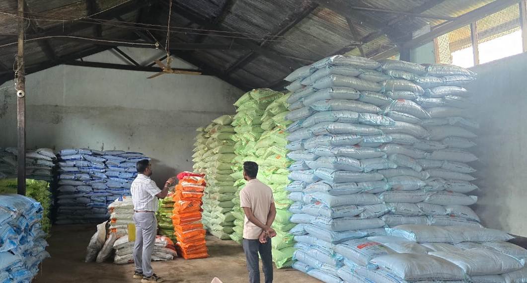 कोंडागांव में उर्वरकों की कालाबाजारी पर रोक के लिए कृषि विभाग ने किए औचक निरीक्षण, नियम उल्लंघन पर संस्थाओं को नोटिस