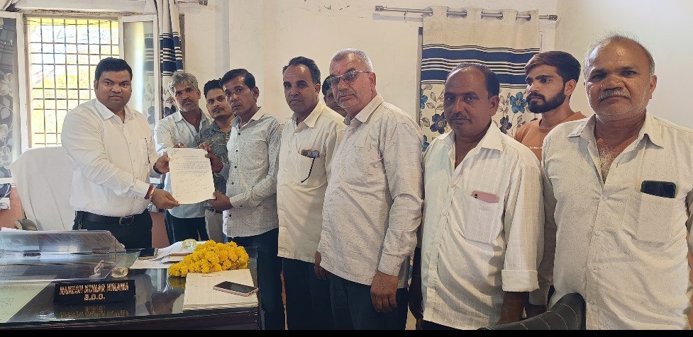 रामनगर में बंद नालियों को चालू करवाने हेतु ग्रामीणों ने सौंपा ज्ञापन