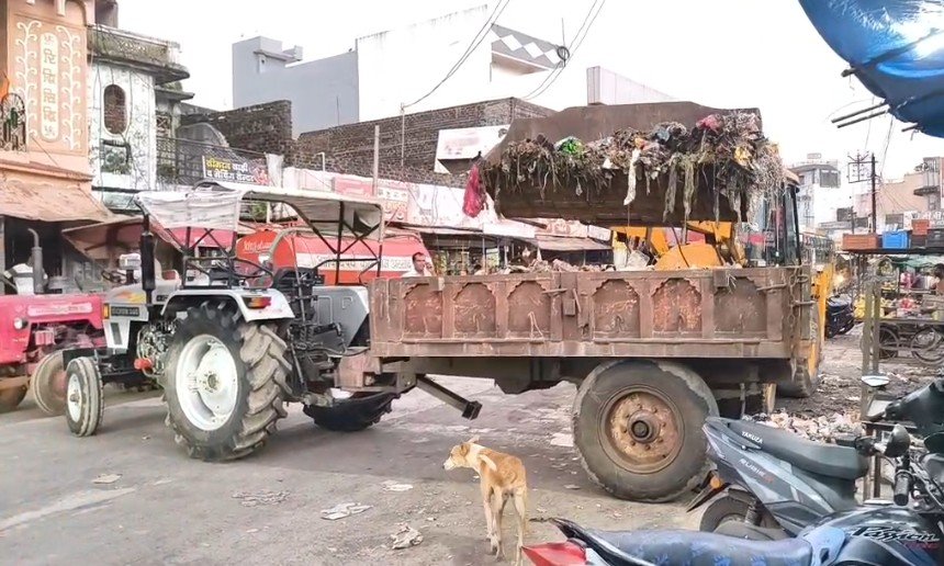 चार दिनों से चल रहे धरना प्रदर्शन का समापन, मंत्री मीणा ने दिया बकाया वेतन का आश्वासन  ढोल-नगाड़ों के साथ समाप्त हुआ आंदोलन