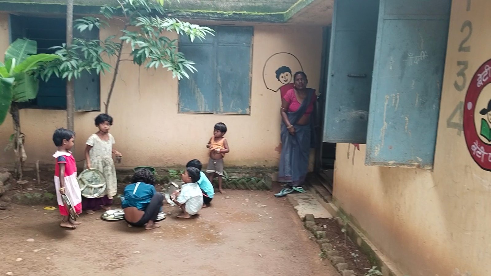 कोरबा जिले से तस्वीर आई सामने, बच्चे आंगनबाड़ी में बर्तन धोते नजर आए