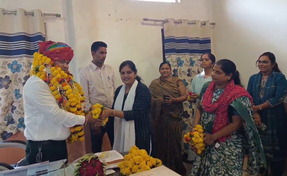 पदभार ग्रहण करने के बाद विकास अधिकारी का गर्म जोशी से किया स्वागत 