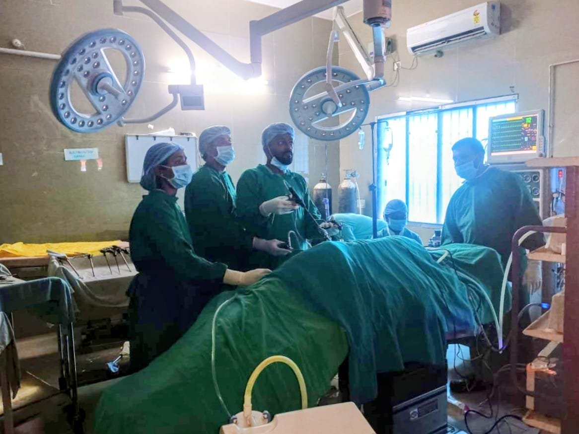 कोण्डागांव जिला अस्पताल ने रचा इतिहास, लेप्रोस्कोपिक पद्धति से हुआ किडनी का सफल ऑपरेशन – गरीब मजदूर महिला को मिला नया जीवन
