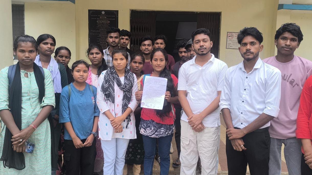 स्वच्छता से वंचित आदिवासी क्षेत्र की महिलाएं — एनएसयूआई ने उठाई आवाज़, प्रशासन को सौंपा ज्ञापन