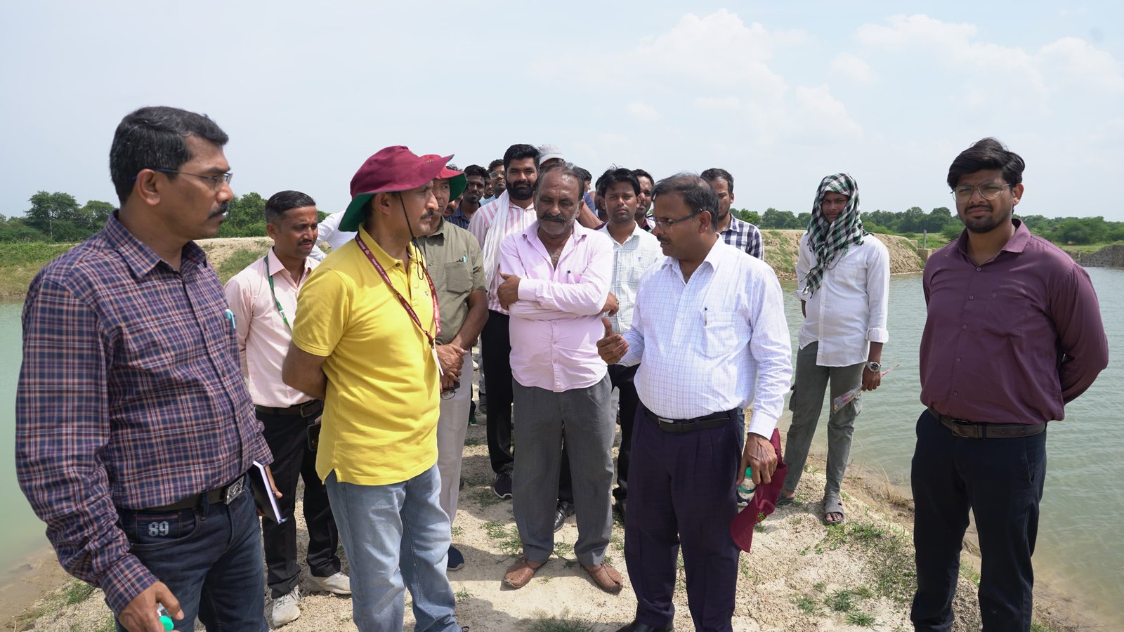 कर्नाटक सरकार के डेवलेपमेंट कमिश्नर ने देखी भड़ोखर की हवेली,विकसित सामुदायिक तालाब का किया  निरीक्षण