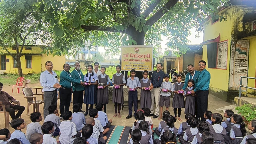 न्यौता भोज का हुआ आयोजन,मां सिद्धिदात्री जन कल्याण समिति ने किया वृक्षारोपण