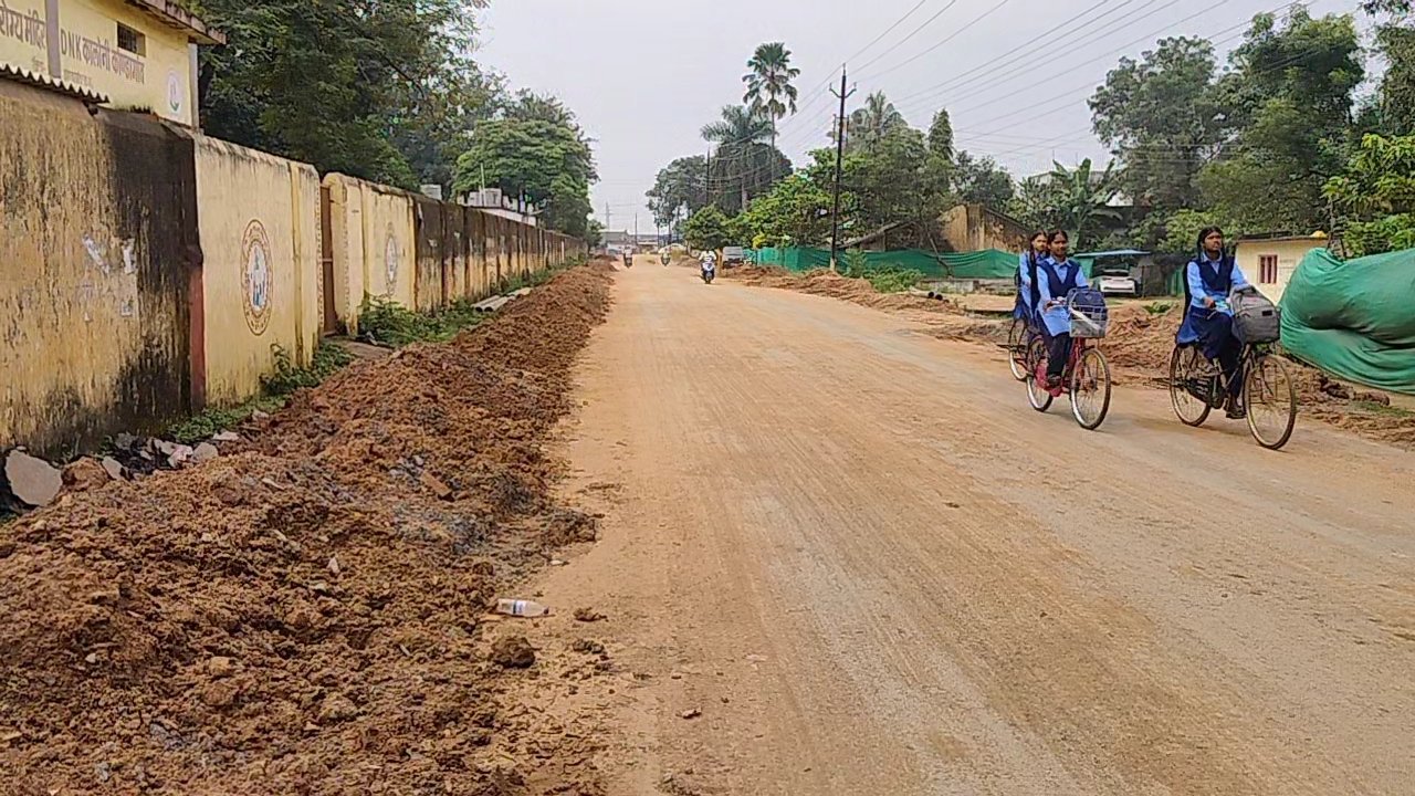 कोंडागांव नगर के कनेरा मार्ग बना धूल का अड्डा, अमृत मिशन कार्य की धीमी रफ्तार से लोग परेशान