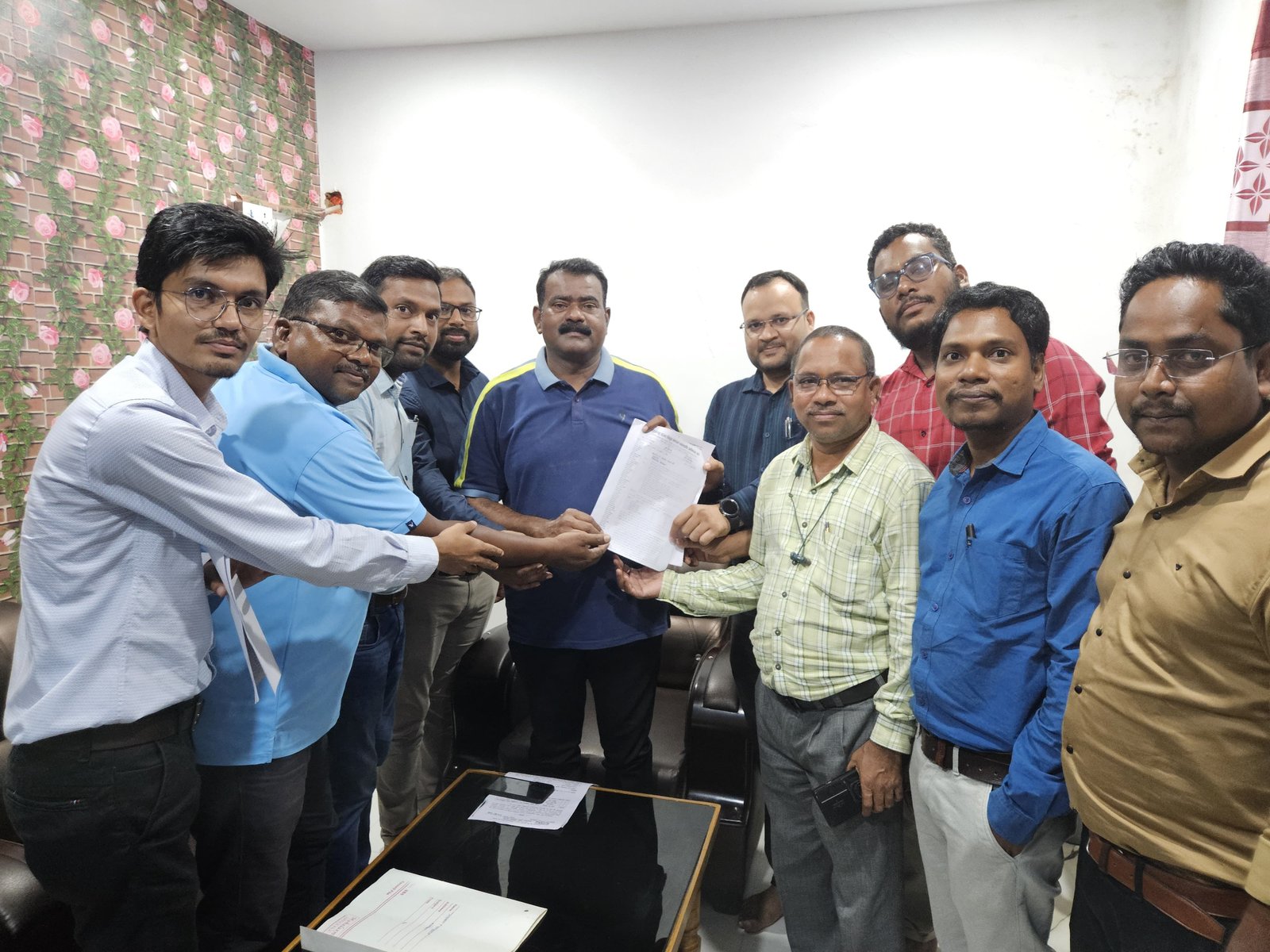 स्थानीय इंजीनियरों के अधिकारों के लिए डिप्लोमा इंजीनियर्स एसोसिएशन का विरोध प्रदर्शन, विधायक को सौंपा गया ज्ञापन