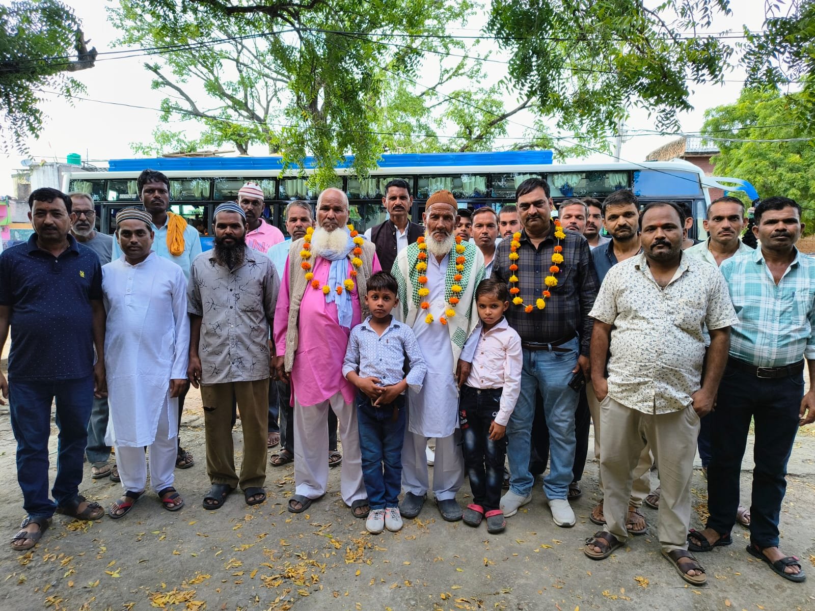 ग्राम प्रधान बमनुआ की तरफ से जियारत को भेजे गए करीब 65 अकीदतमंद