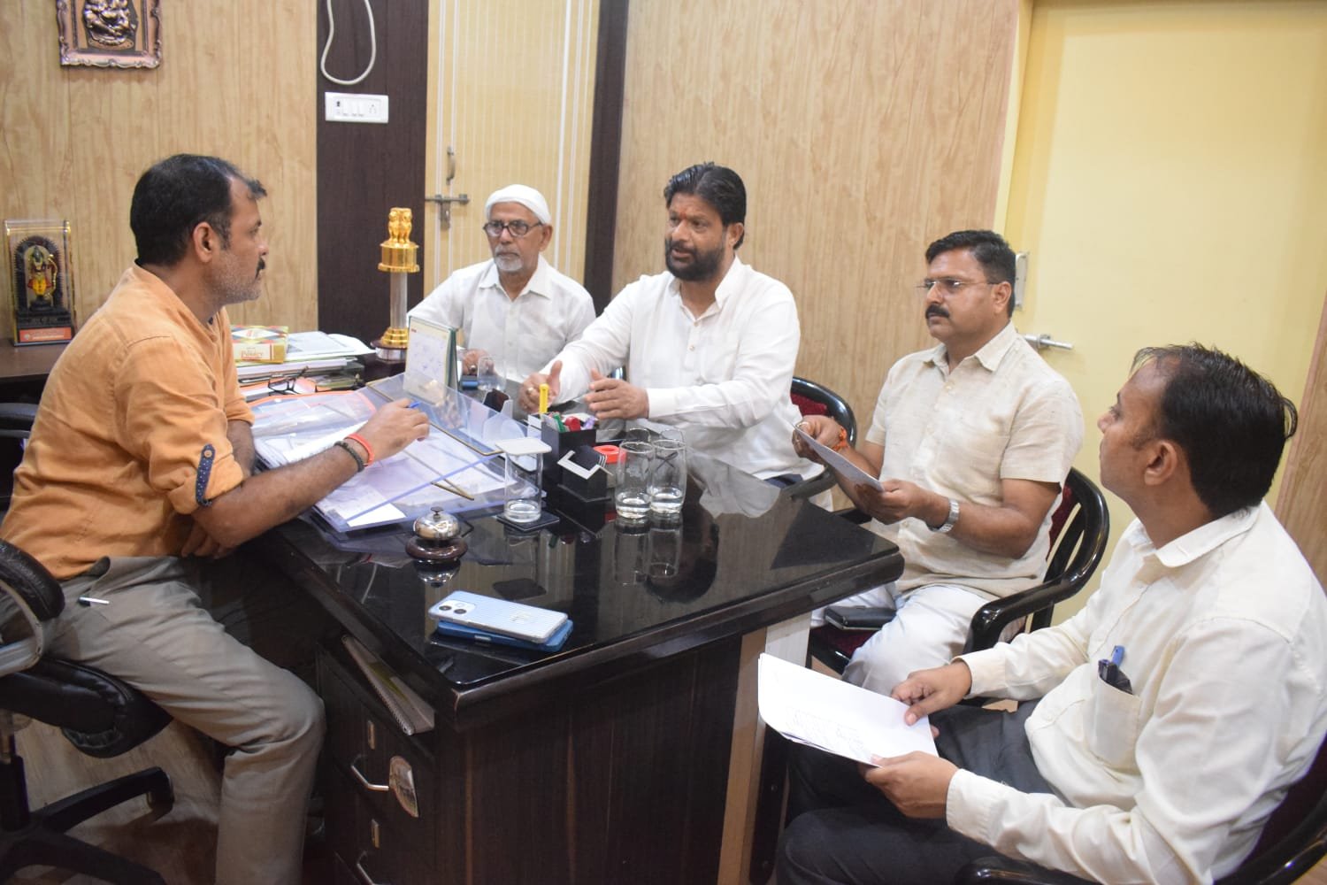 खाद की समस्या को लेकर असिस्टेंट रजिस्ट्रार कृषि जिला कृषि अधिकारी से मिले प्रदीप जैन आदित्य