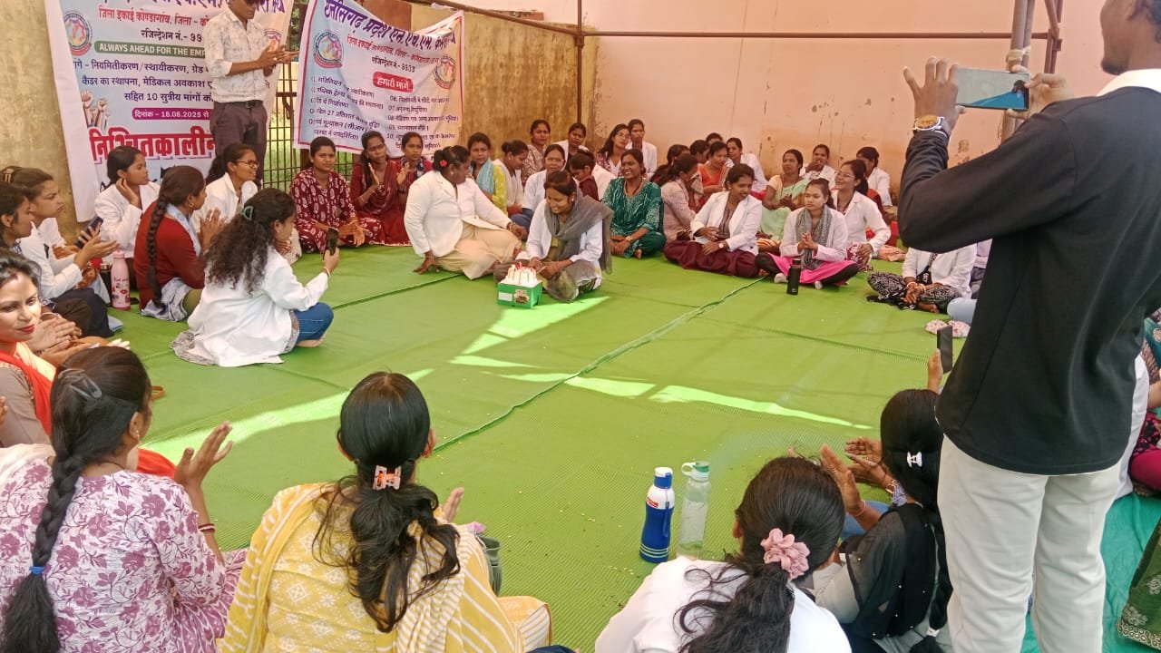 चेतावनी बेअसर: हड़ताली NHM संविदाकर्मी एक माह से धरने पर डटे, खेलकूद और गीत-संगीत के ज़रिए जारी है विरोध