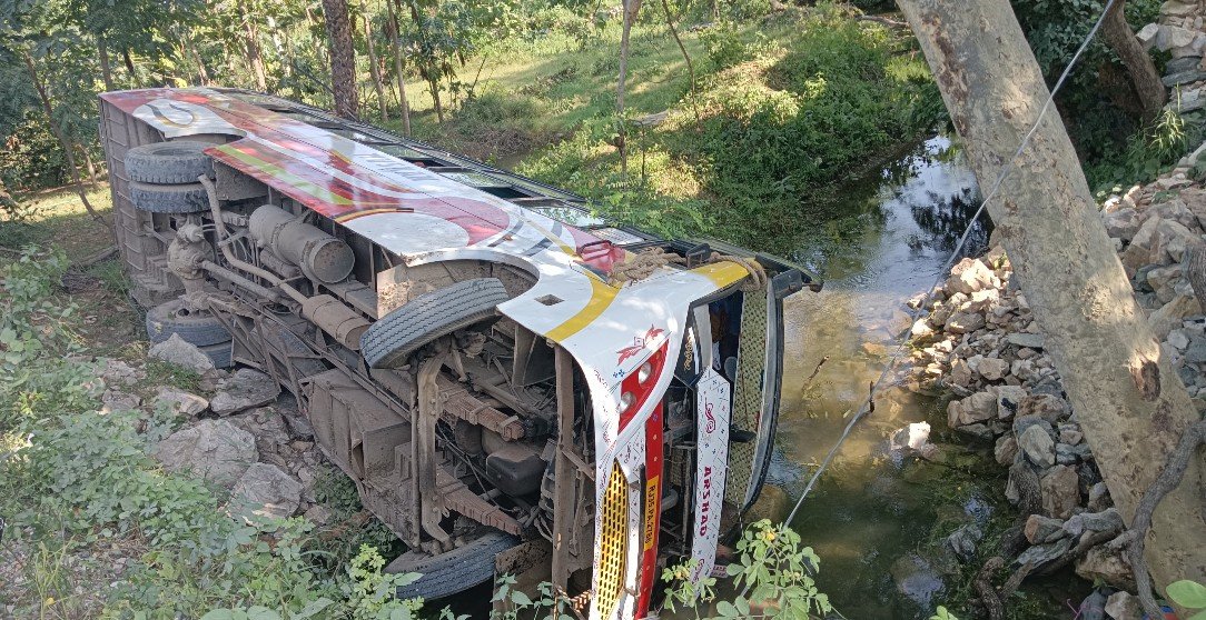 प्रतापगढ़ से सागवाड़ा जा रही एक निजी बस नाले में गिरी 