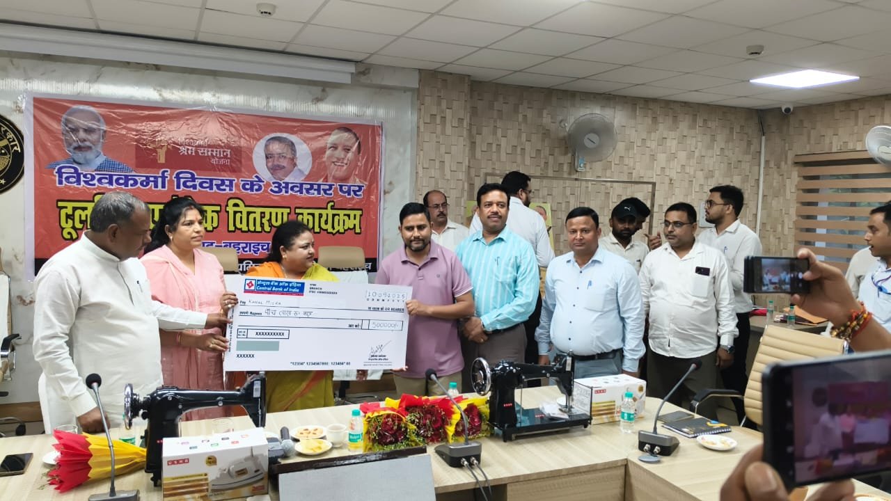 मुख्यमंत्री युवा उद्यमी विकास अभियान व मुख्यमंत्री युवा स्वरोजगार योजना के लाभार्थियों को बांटे गये चेक  दर्जी व धोबी ट्रेड के 150 लाभार्थियो को मिली 