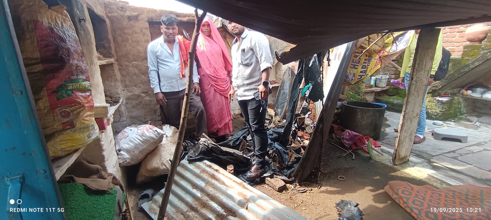 भारी बारिश से ढही कच्छी दीवार,मलवे में दबा राशन का सामान और कपड़े