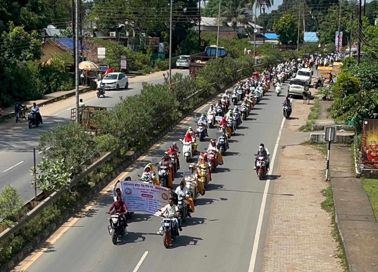 हड़ताल के 33वें दिन एनएचएम संविदाकर्मियों ने निकाली तिरंगा बाइक 