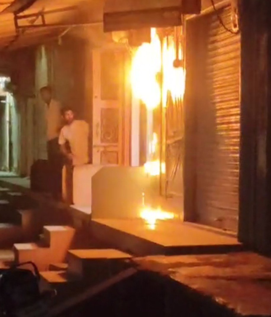 बैंक ऑफ बड़ौदा एटीएम के बाहर लगी आग