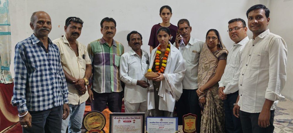 राज्य स्तरीय चित्रकला प्रतियोगिता में प्रथम स्थान प्राप्त करने पर हिमांशी का सम्मान