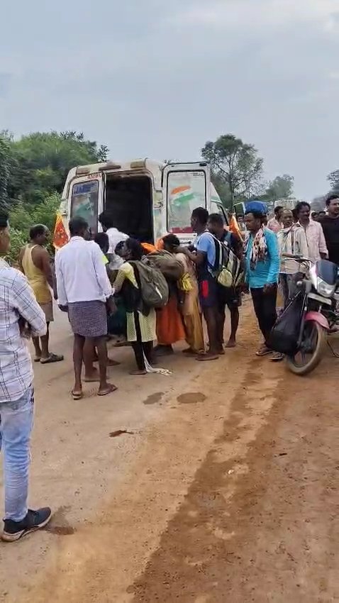 कोंडागांव में भीषण सड़क हादसा — दर्शन के लिए पैदल जा रहे जत्थे को टैक्टर ने कुचला, एक युवती की मौत, दो घायल
