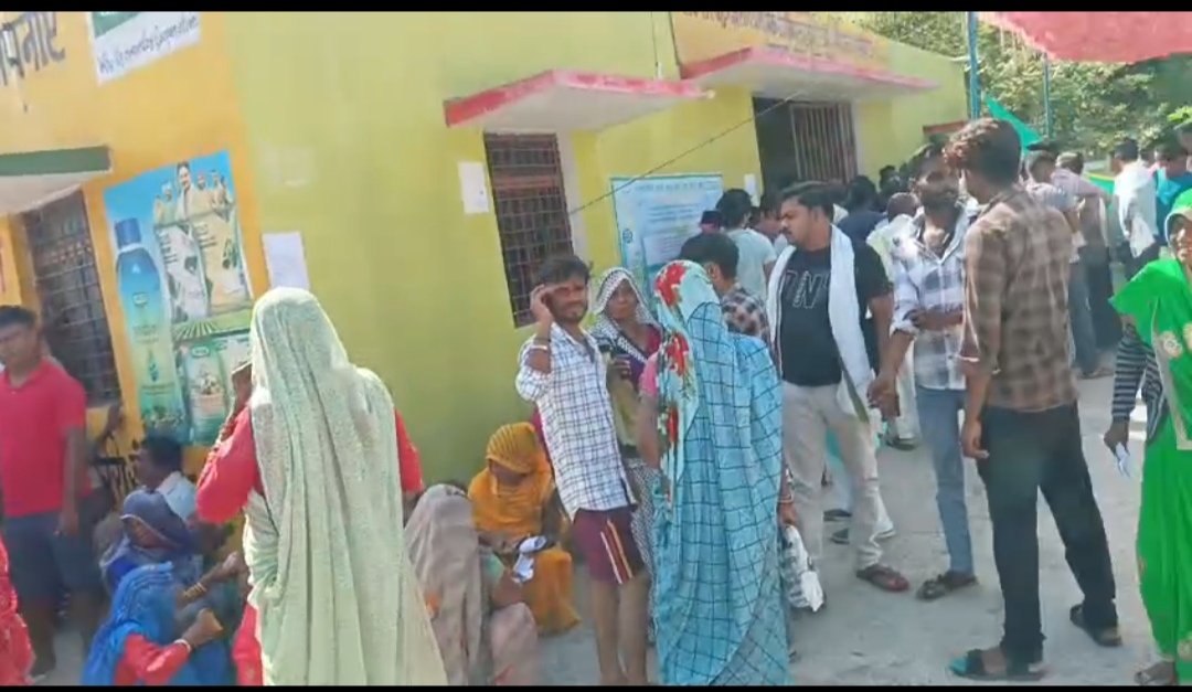 खाद के लिए परेशान अन्नदाता,महीनों से लगा रहे सोसायटी के चक्कर फिर भी नहीं मिली खाद