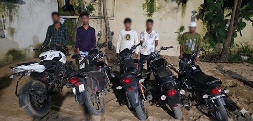 सिविल लाइन बिलासपुर पुलिस की बड़ी कार्रवाई, बिना नंबर प्लेट की 5 मोटरसाइकिलें जप्त