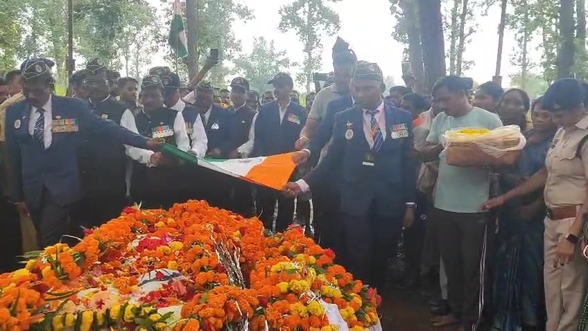 शहीद रंजीत सिंह कश्यप को दी गई भावभीनी श्रद्धांजलि, तिरंगा ओढ़ाकर अंतिम विदाई