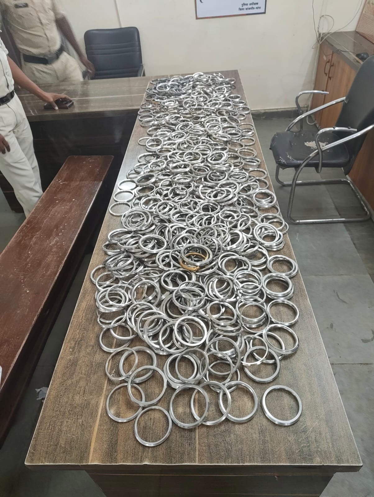 दुर्गा पंडाल नैला क्षेत्र में लगभग 1700 स्टील के कड़े युवकों से उतरवाकर जमा कराए...