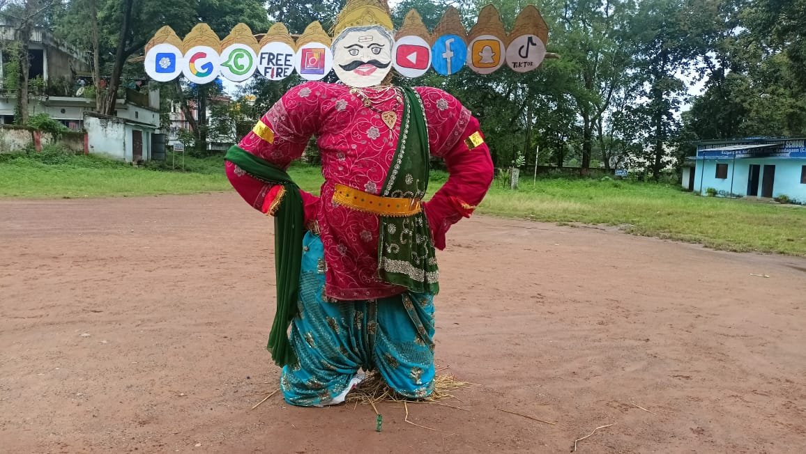युग शांति पब्लिक स्कूल कोंडागांव में दशहरे पर अनूठी पहल: बच्चों ने किया आधुनिक बुराइयों के रावण का दहन
