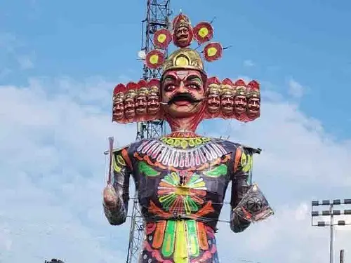 रायगढ़ में विजयादशमी पर रावण दहन, उमड़ी भारी भीड़