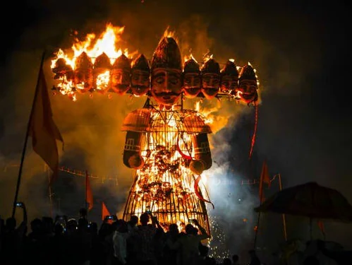 हम क्यों मानते है दशहरा,क्यू करते है ज्ञानी रावण के पुतले का दहन
