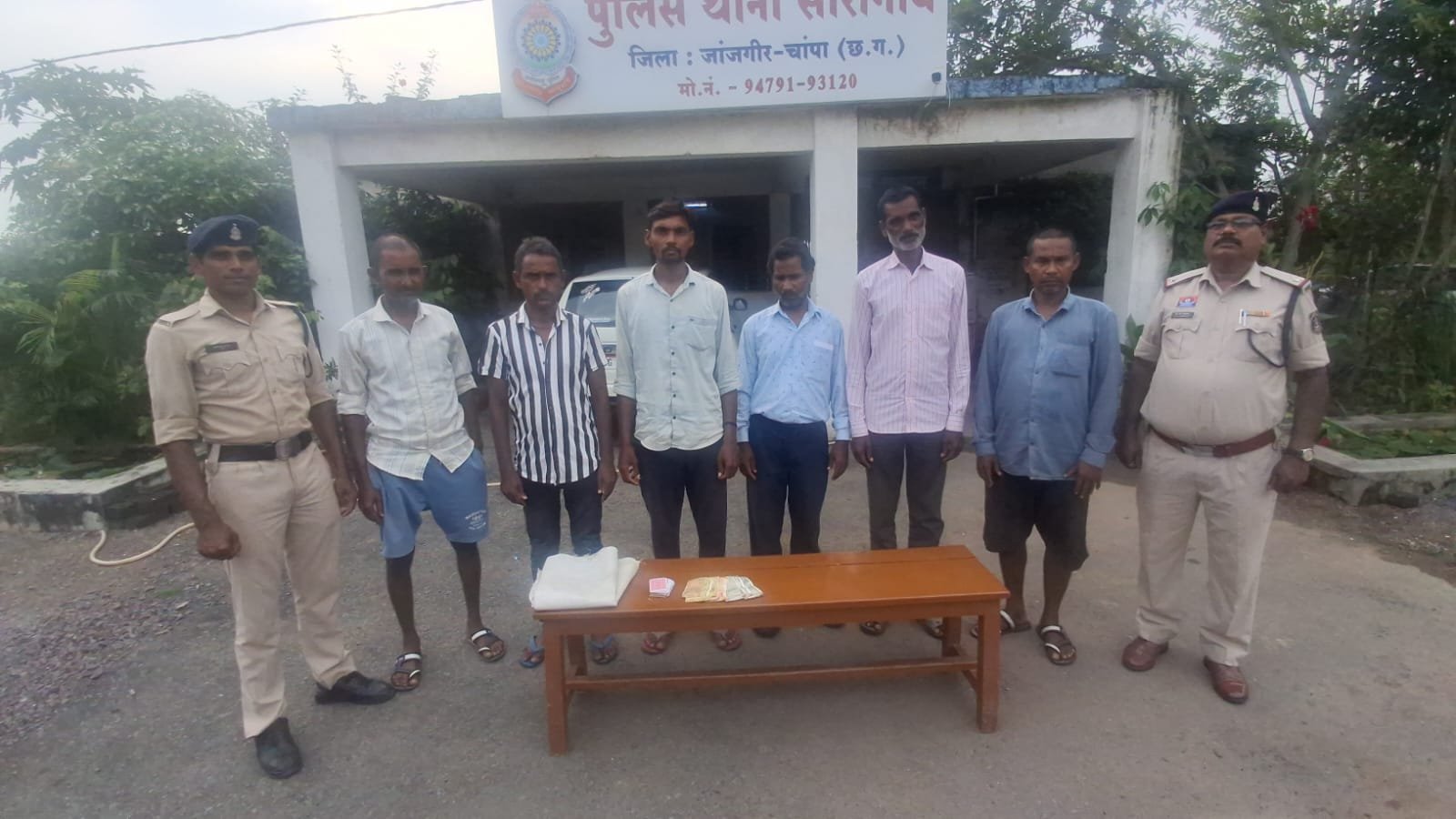 जुआ खेल रहे 06 जुआड़ियों को पकड़ने में पुलिस को मिली बड़ी सफलता...