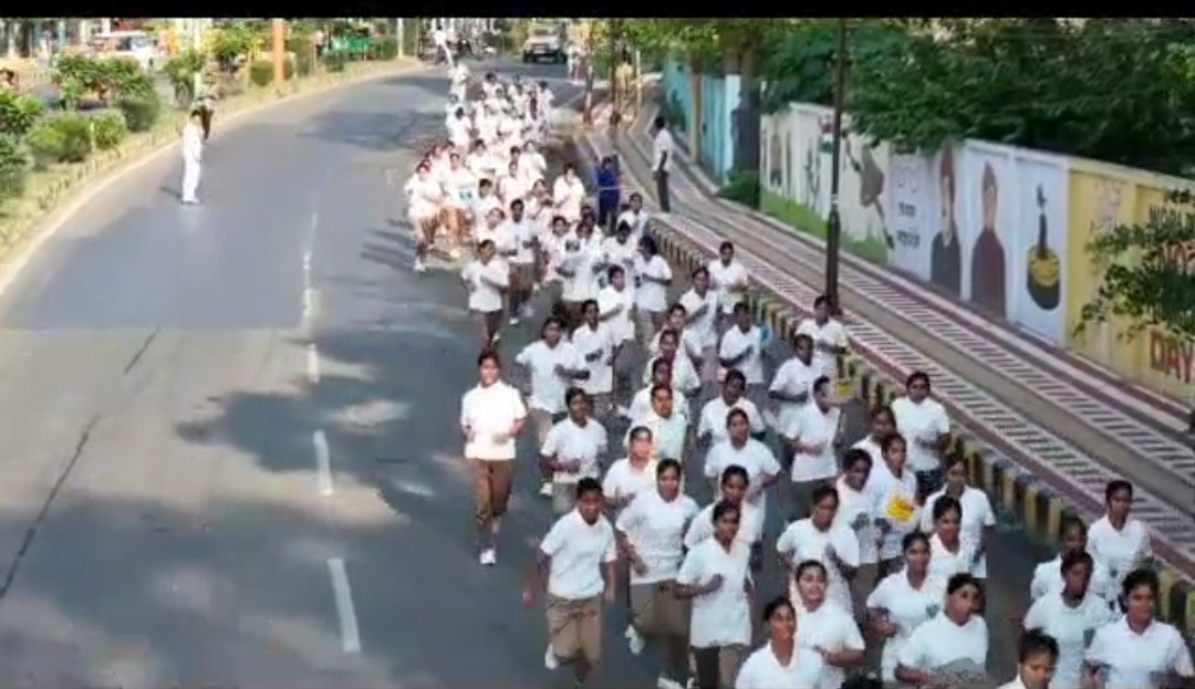 झाँसी पुलिस द्वारा 'मिशन शक्ति फेज 5.0' के अंतर्गत रन फॉर एम पावरमेंट मैराथन दौड़ का आयोजन