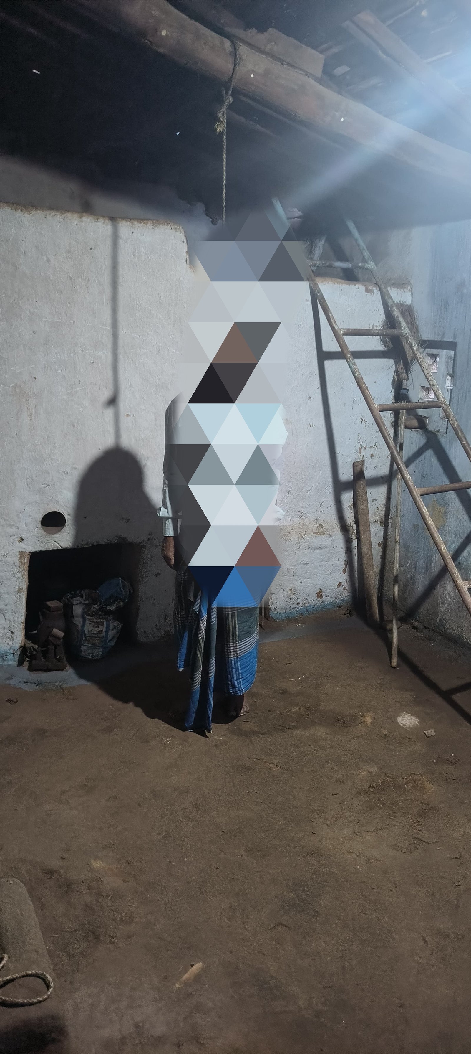 अज्ञात कारण वर्ष एस ई सी एल कर्मचारी ने लगाई फांसी गांव में शोक की लहर