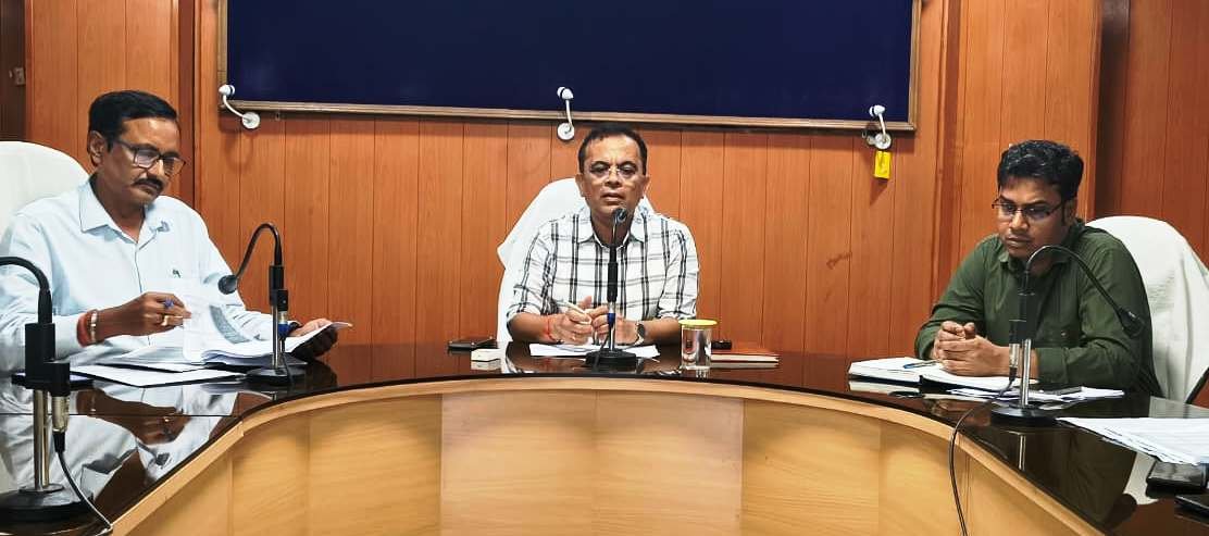 राजस्व अधिकारियों की मासिक समीक्षा बैठक संपन्न....