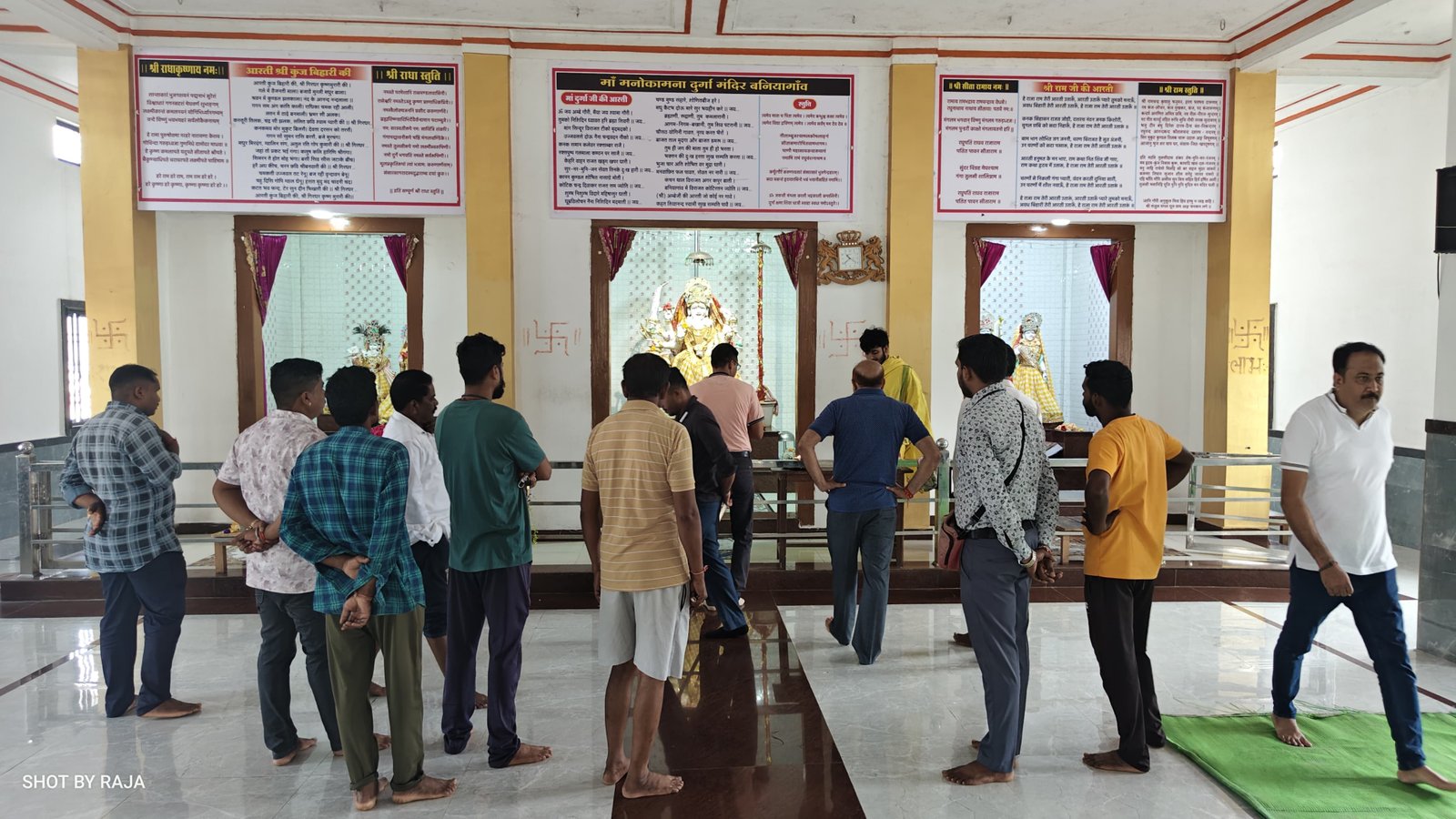 बनियागांव दुर्गा माता मंदिर में चोरी की घटना, अज्ञात चोर ने दान पेटी से नगदी उड़ाई, सीसीटीवी में कैद हुई वारदात