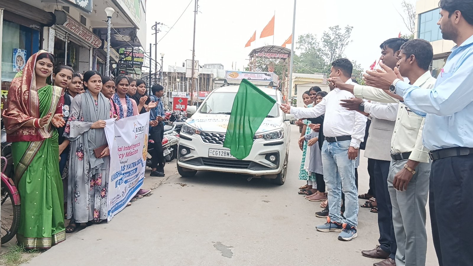 कौशल विकाश योजना की रथ को हरी झंडी दिखा पार्षद फनिधर कर्ष ने किया रवाना