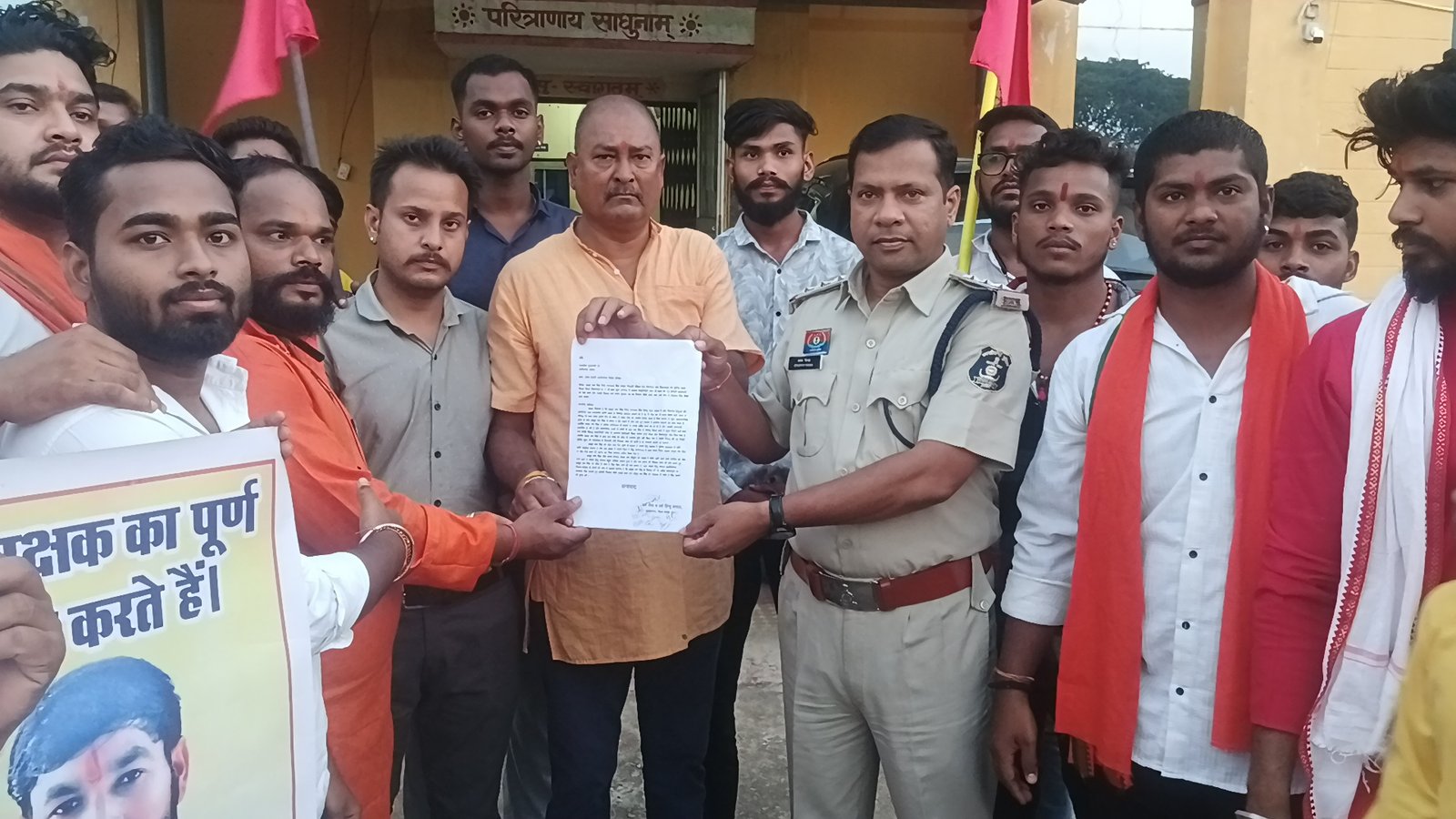 थानेदार को सौंपा गया ज्ञापन,ठाकुर राम सिंह के रिहाई हेतु निकाली विशाल आक्रोश रैली