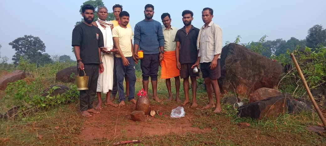 भक्ति और आस्था का अद्भुत संगम: कोंडागांव के माझी डोंगरी पारा में गिट्टी खदान से प्रकट हुआ शिवलिंग, ग्रामीणों ने विधिपूर्वक की स्थापना